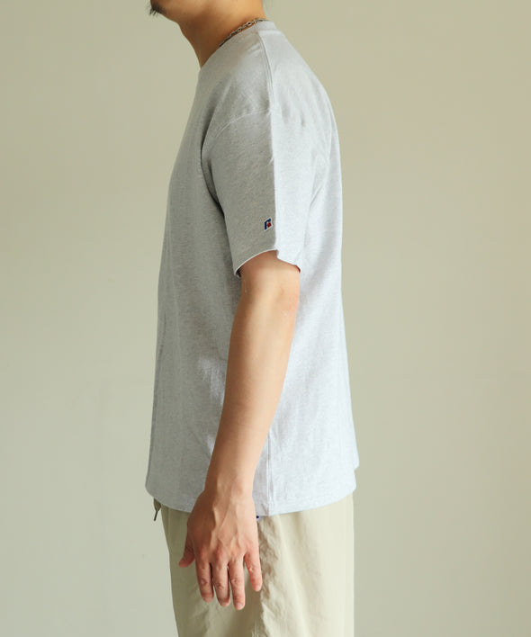 -STANDARD ESSENTIALS- RUSSEL LOGO T-SH＜RJ-1037＞RUSSELL ATHLETIC